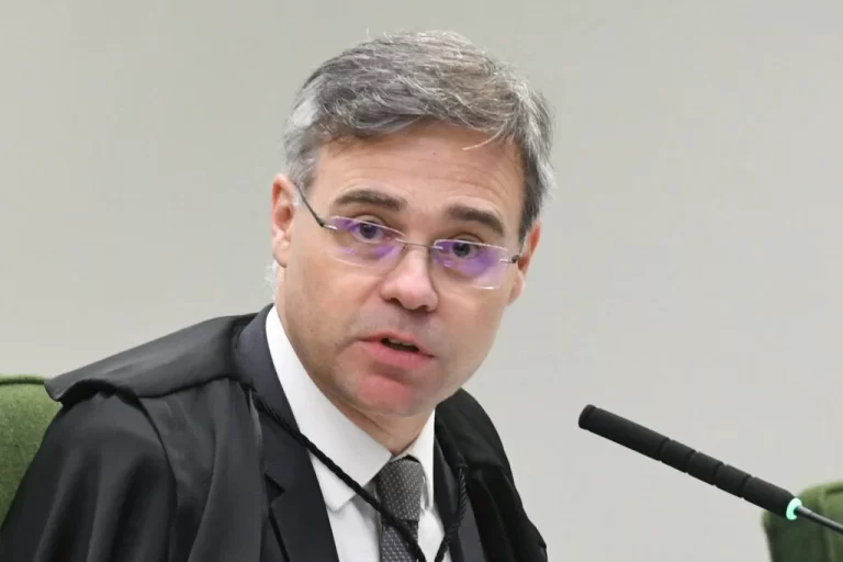 André Mendonça cassa a palavra de advogada: “Não tem decoro”