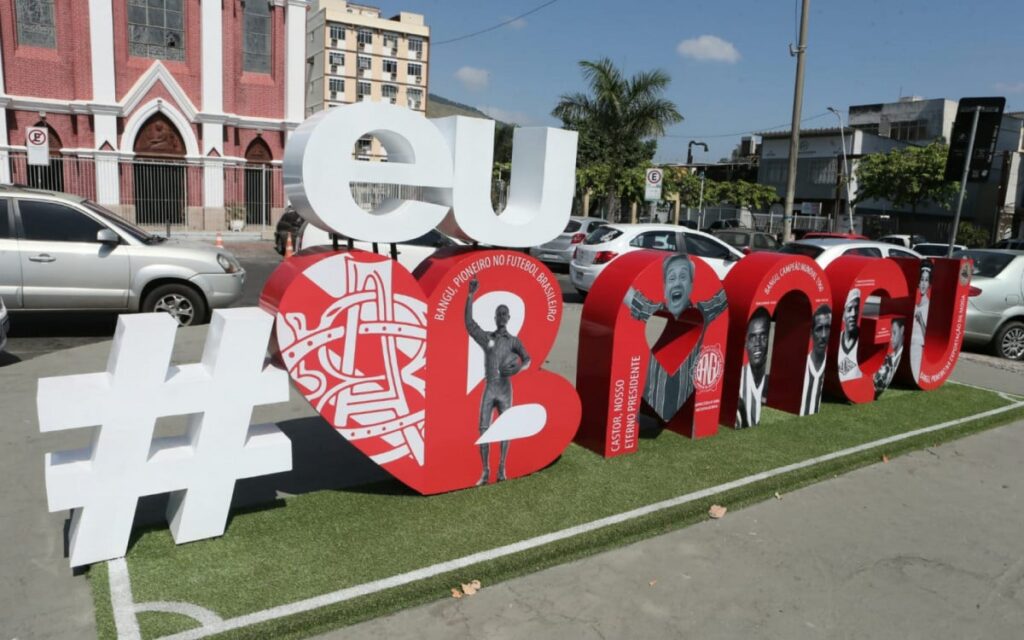 Bangu ganha letreiro 'instagramável' na Praça da Fé e moradores comemoram | Rio de Janeiro