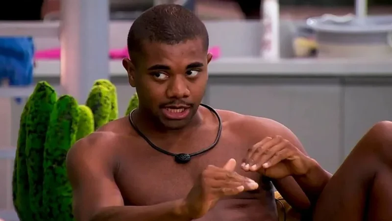 Bia afirma que Davi está sendo usado por Satanás pra ataca-la