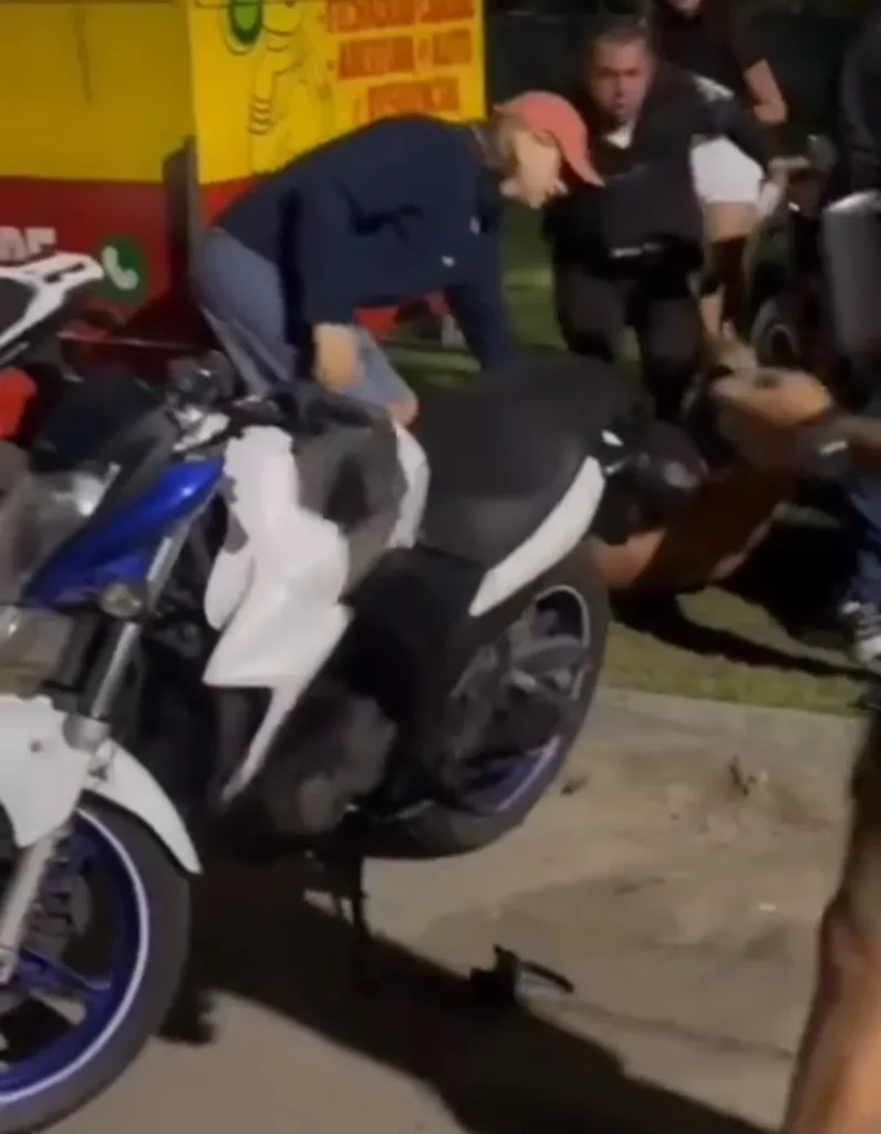 Cidadão Ataca Policial Militar em Plena Via Pública