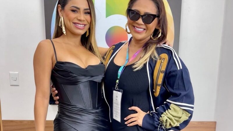 Foto colorida de Lexa e sua mãe, Darlin Ferrattry - Metrópoles