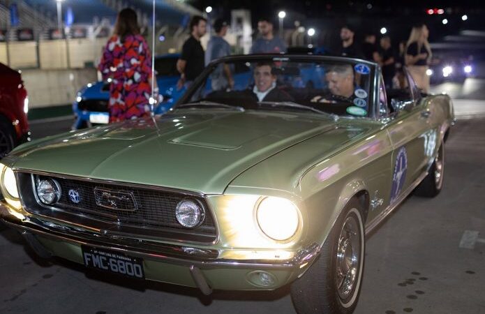 Ford faz desfile em SP para comemorar 60 anos do Mustang