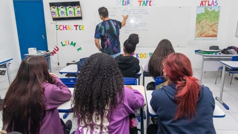 Governo do Rio regulamenta carga horária de Professor I para 30h semanais