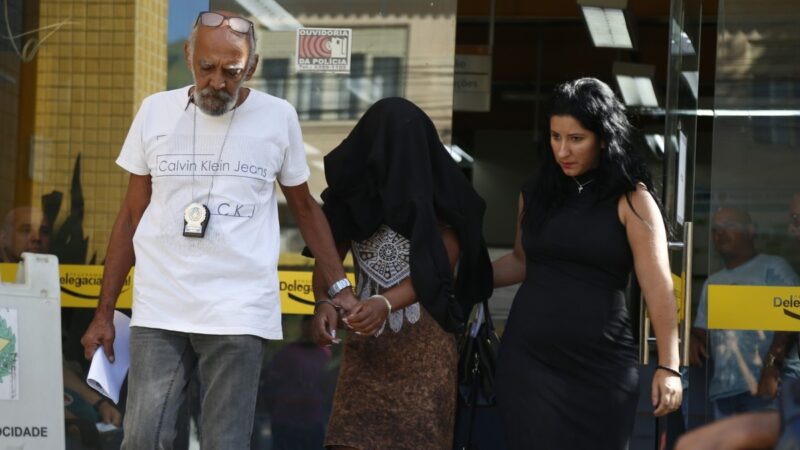 Idoso morto levado a banco por mulher terá sepultamento social; corpo é liberado no IML