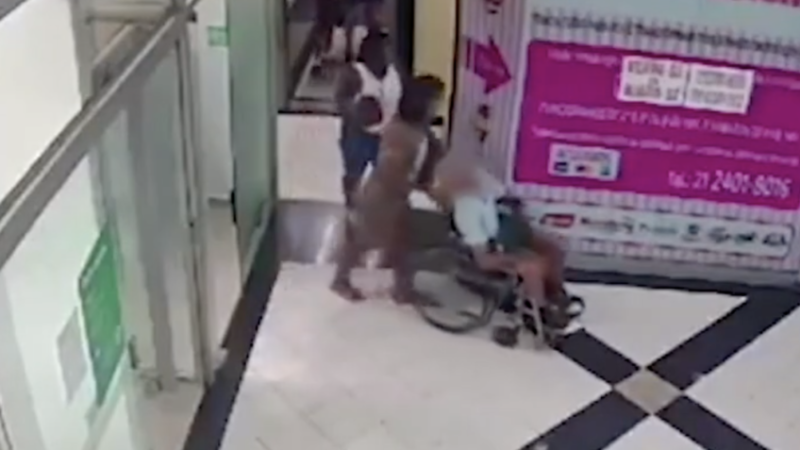 Mulher levando o cadáver pelo shopping antes de ir ao banco