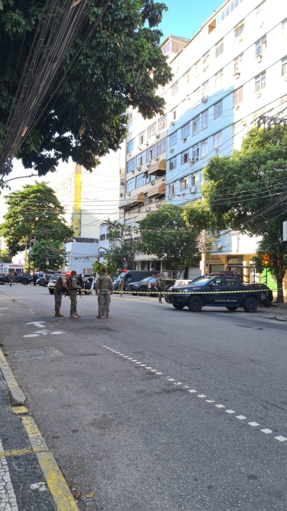 Urgente!! Homem faz mulher como refém nesse momento no Rio