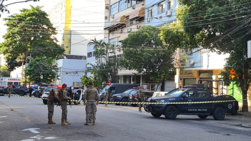 Urgente!! Homem faz mulher como refém nesse momento no Rio
