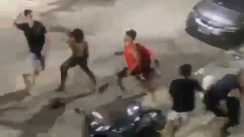 ( video)Menor de Idade em Fúria Atropela Jovens Após briga em bairro na zona oeste