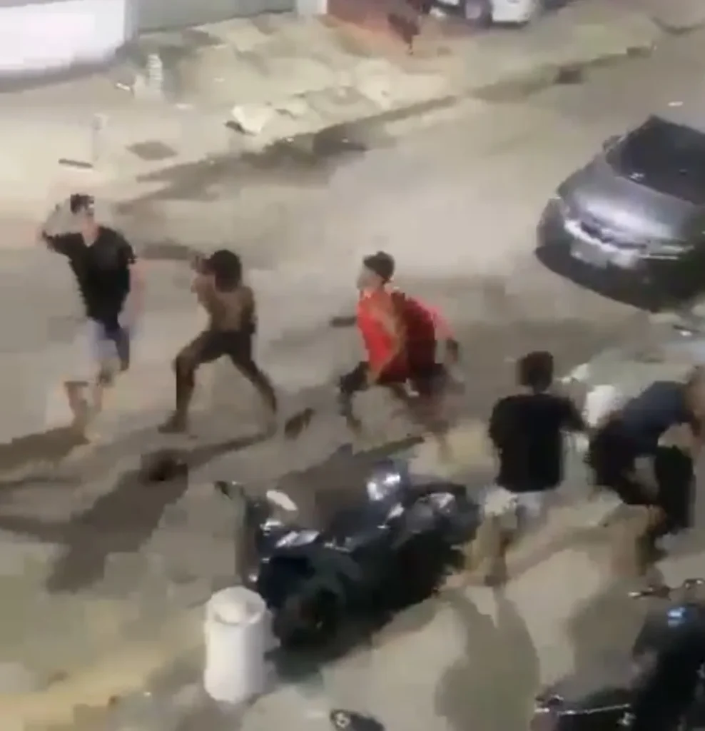 ( video)Menor de Idade em Fúria Atropela Jovens Após briga em bairro na zona oeste
