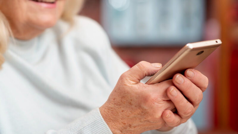 Mensagens de WhatsApp ajudam idosos atendidos pelo SUS a sair da depressão