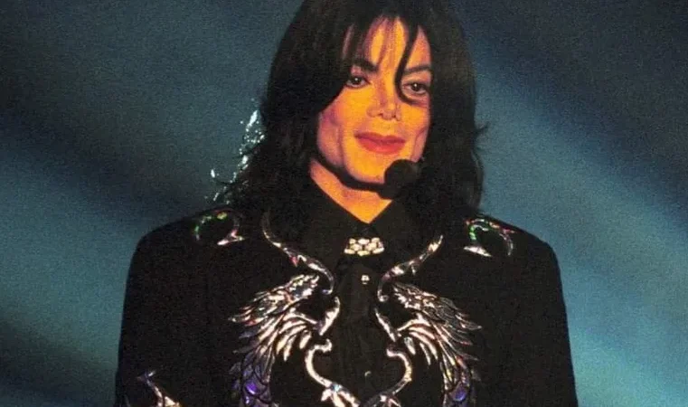 Michael Jackson não morreu!! Está no Rio