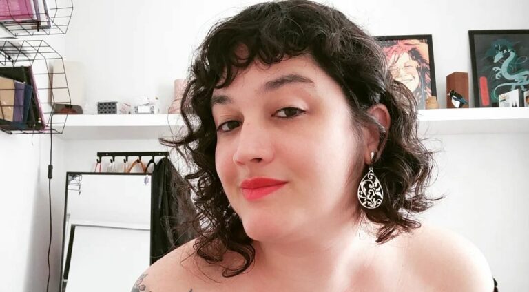 Professora da USP defende sexo em abrigos do RS: "Inclusive para adolescentes; masturbação, e etc…"