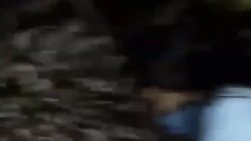 ( Video macabro) Meninas retiram cadáver de dentro do túmulo e fazem video zoando