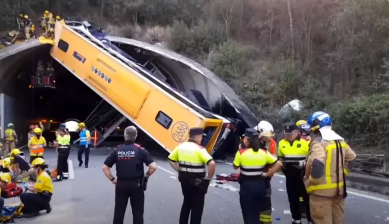Acidente deixa ônibus parado na vertical em túnel na Espanha (veja o vídeo)