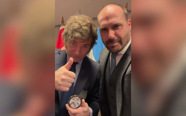 CPAC: Bolsonaro entrega a Milei a medalha “3is”