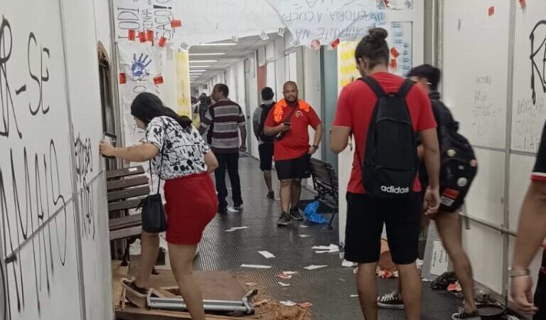 'Estudantes ou Animais?' - Alunos depredam Universidade do Estado do Rio de Janeiro