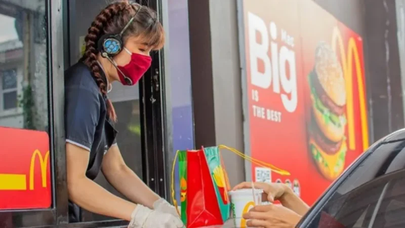 McDonalds está precisando de atendente, jovem aprendiz, auxiliar administrativo - R$ 1.448,10