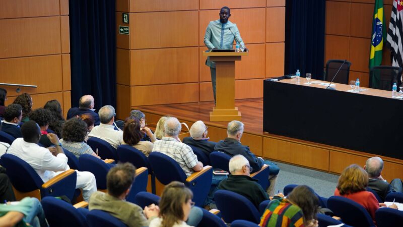 Modelo econômico que levou à crise climática não será a solução para o problema, diz sociólogo