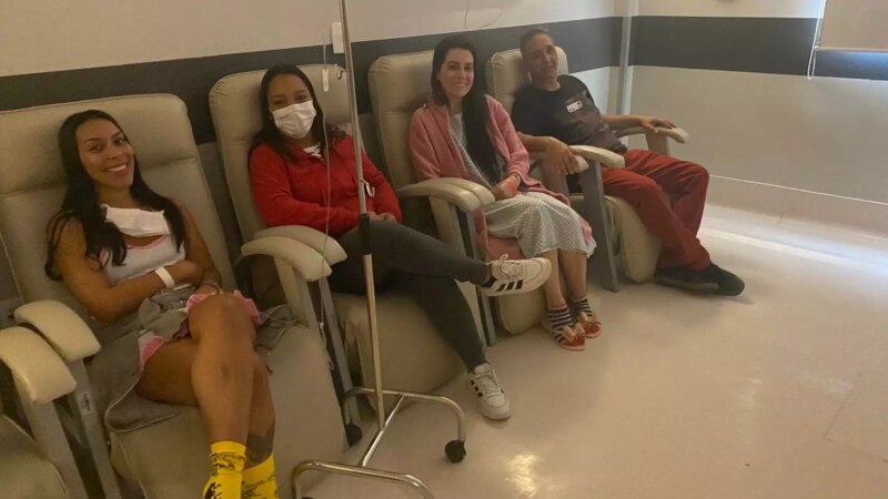 Pacientes assistem filme no hospital NotreCare Rio, na Tijuca