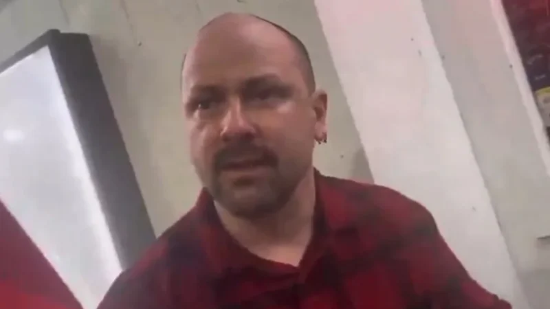 ( video) Pedófilo Vai se Encontrar com um Garoto de 13 Anos e o inesperado acontece...