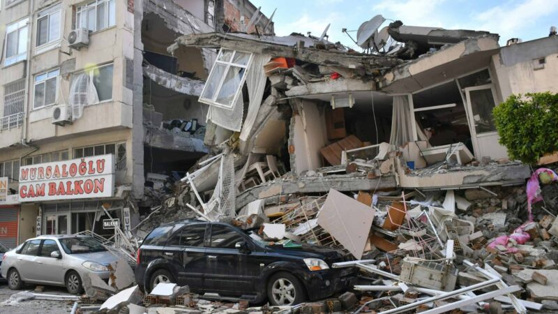 Escombros de terremoto na Turquia via Çaglar Oskay/Unsplash