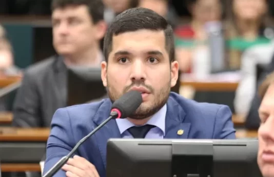PF pediu ao X dados de André Fernandes sem ordem judicial