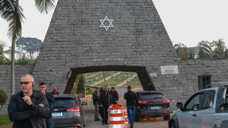 Silvio Santos é enterrado em cerimônia judaica em São Paulo