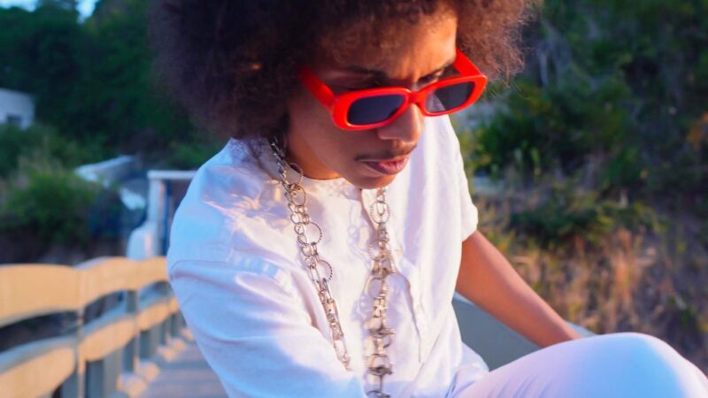 Com clipe gravado em Niterói Rozan reflete sobre as reais conexões da vida em seu novo single ‘Conecte-Se’