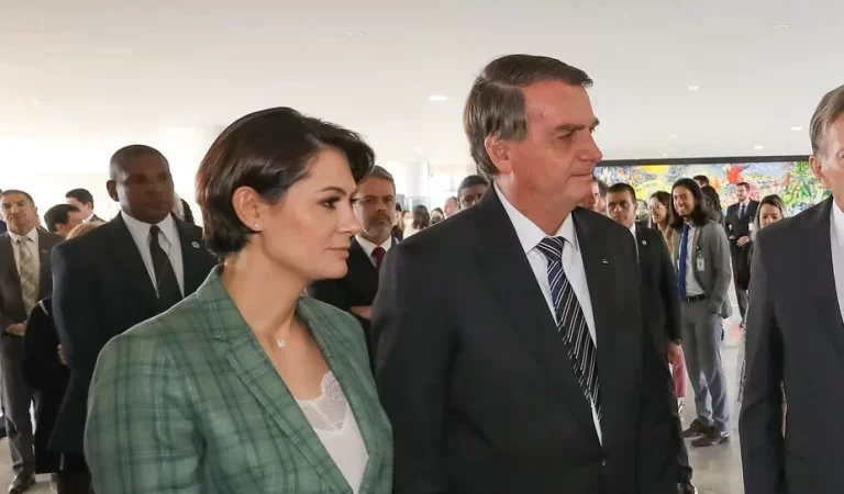 Governo perde ação para casal Bolsonaro no caso dos móveis