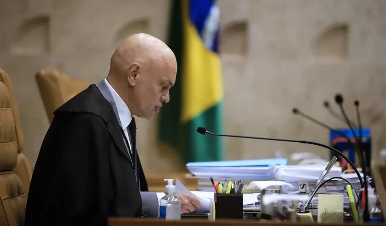 Moraes multa X e Starlink em R$ 5 milhões por volta da rede social