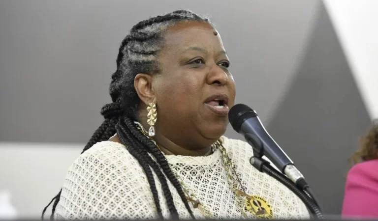 Nova ministra de Lula é ré por superfaturamento de uniformes