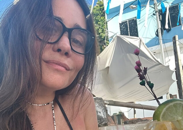 Alessandra Negrini encanta fãs ao dançar de biquíni na Bahia