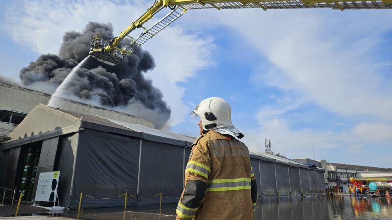Após 28 horas, bombeiros finalizam combate a incêndio em fábrica de óleo na Ilha
