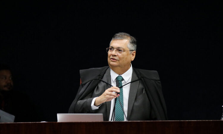 Dino corta benefício a ex-juiz de Minas Gerais e classifica prática como ‘vale-tudo inaceitável’