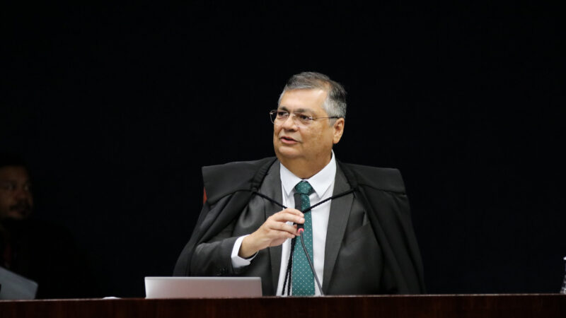 Dino corta benefício a ex-juiz de Minas Gerais e classifica prática como ‘vale-tudo inaceitável’