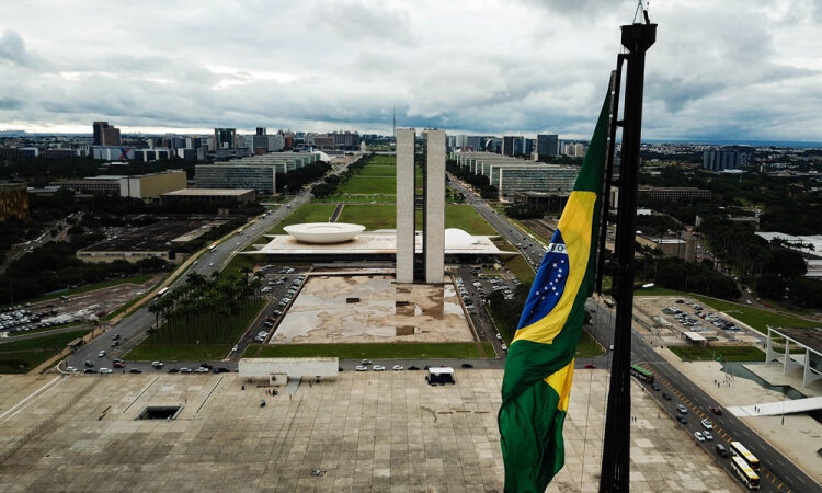 Brasil cai seis posições em índice de democracia de revista britânica