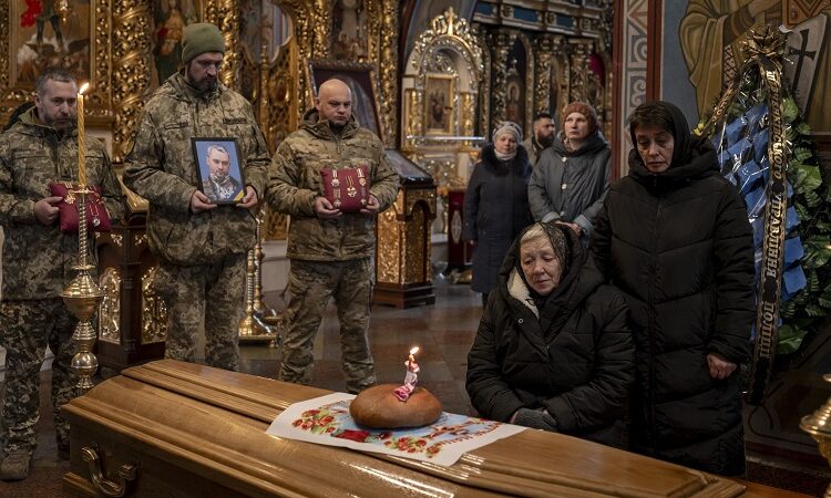 Europa tem decisões difíceis à frente após bate-boca entre Trump e Zelensky