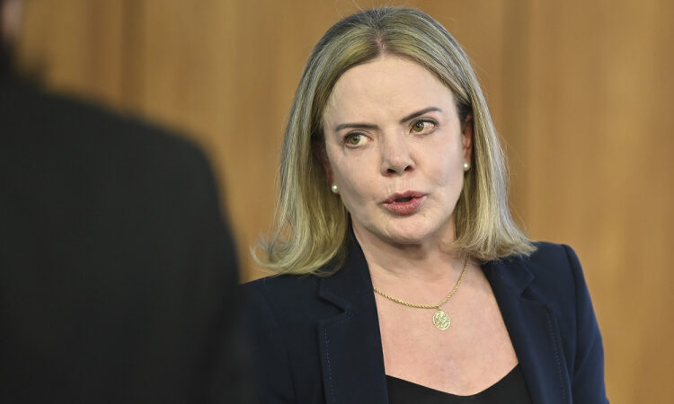 Gleisi defende Lula após fala sobre ‘mulher bonita’ e critica oposição