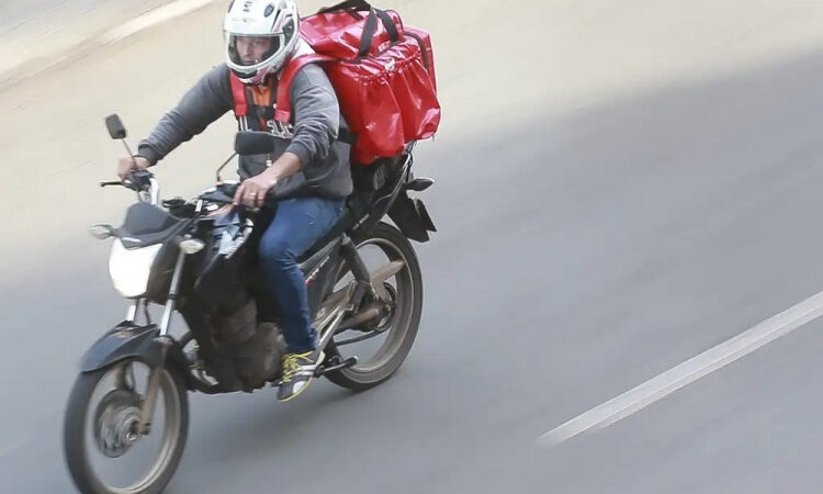 Governo de SP sanciona lei que obriga chip de validação em mochilas de entregadores
