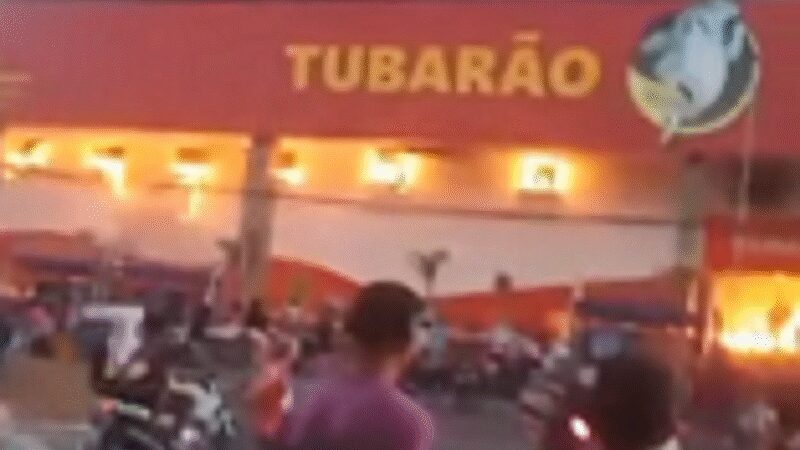 Incêndio atinge Atacadão em Duque de Caxias; pessoas invadem e saqueiam a loja