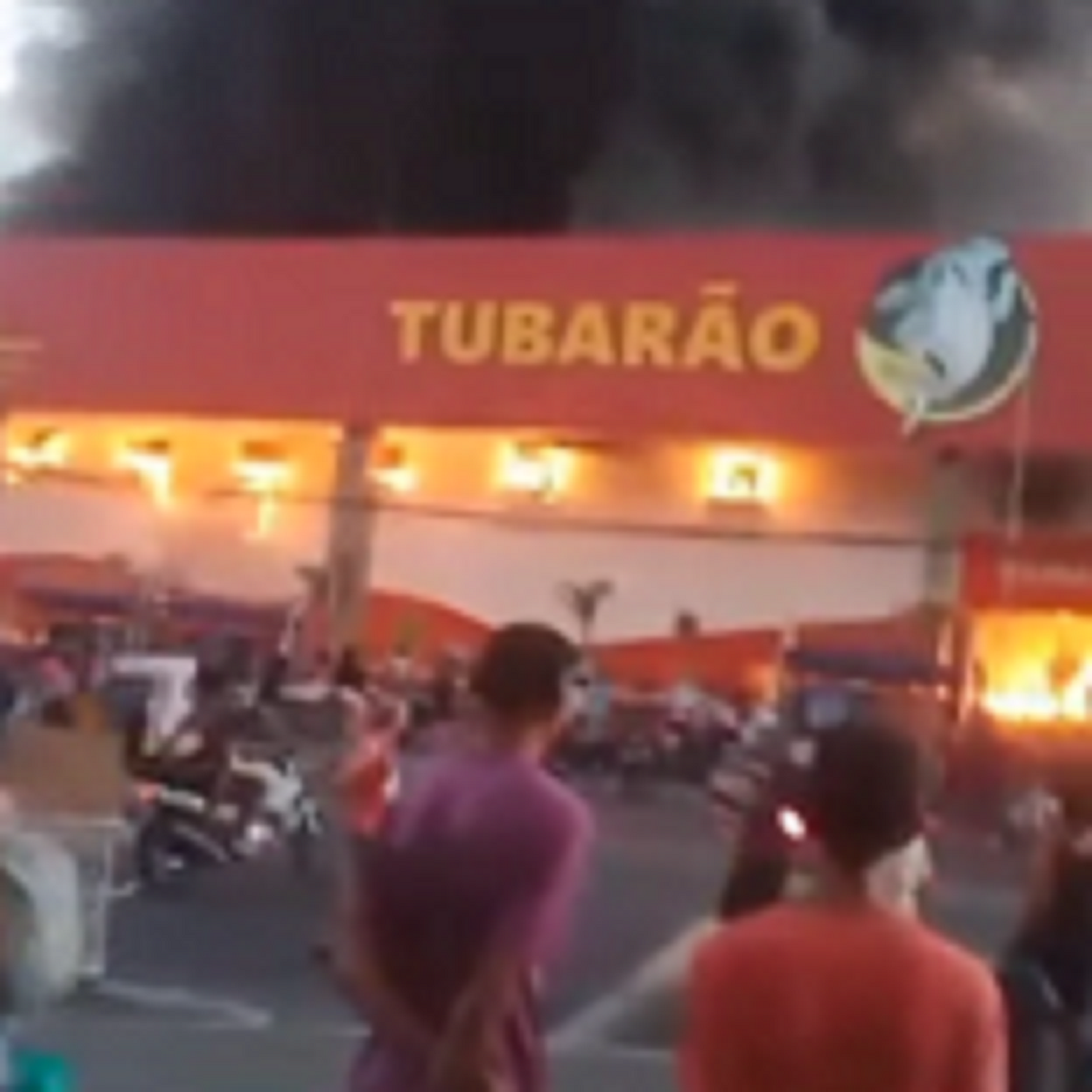 Incêndio atinge Atacadão em Duque de Caxias; pessoas invadem e saqueiam a loja