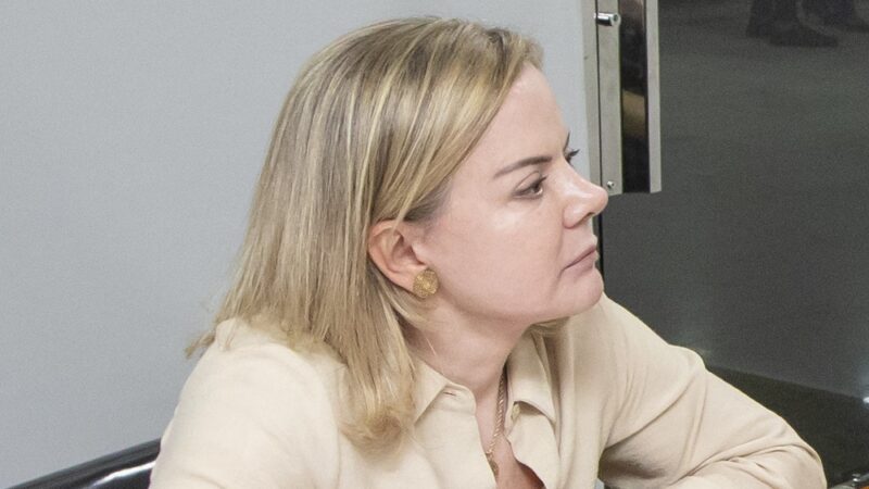 Gleisi Hoffmann critica tarifaço de Trump e acusa Tarcísio e Bolsonaro