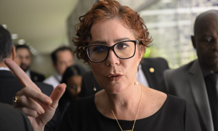 O que acontece após a prisão de Carla Zambelli? Veja os próximos passos