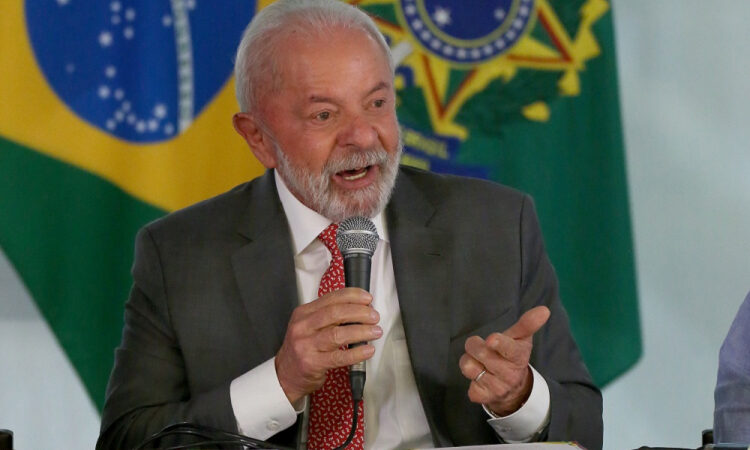 Presidente eleito do PT afirma que Lula é candidato do partido para 2026