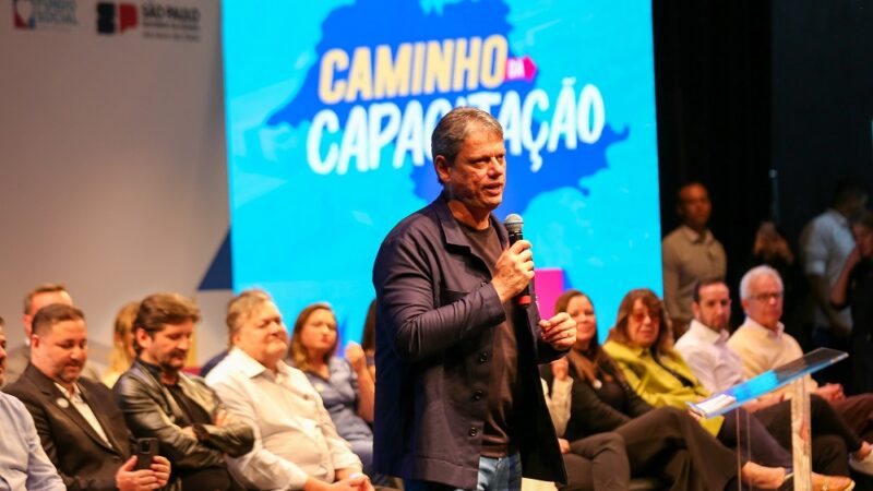 Tarcísio muda o tom, diz que tarifa de Trump é ‘complicada’ para o Brasil e defende união de esforços