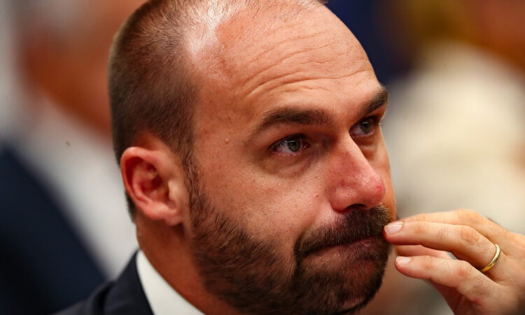 ‘Moraes não pode fazer nada’, diz Eduardo Bolsonaro ao lado de ‘chefe dos embaixadores’ dos EUA