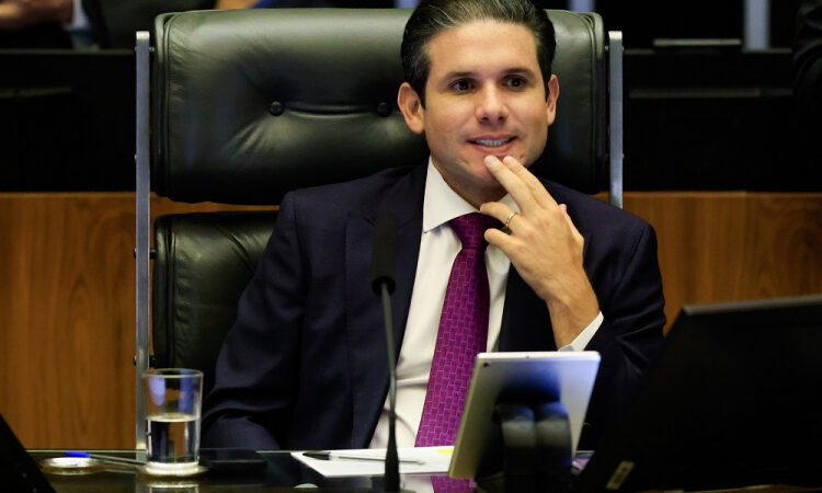 Hugo Motta rebate Eduardo Bolsonaro: ‘Não funciono sob ameaça’