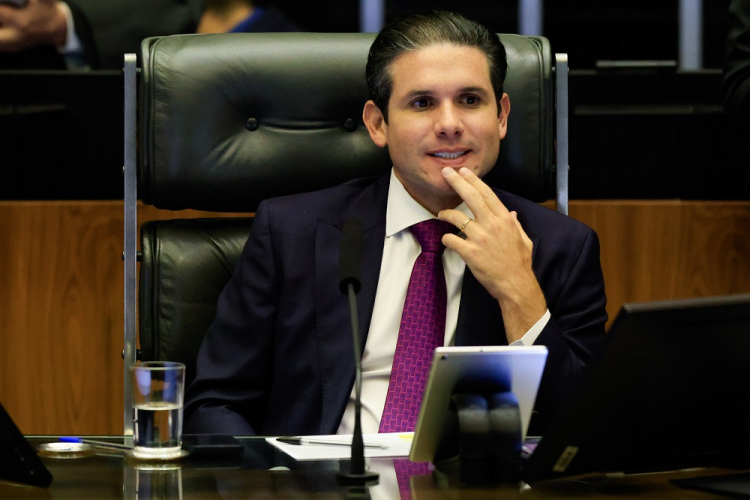 Hugo Motta rebate Eduardo Bolsonaro: ‘Não funciono sob ameaça’