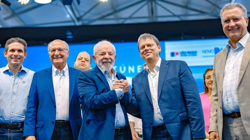 Lula sobe o tom contra Tarcísio de Freitas e diz que governador ‘não é nada’ sem Bolsonaro