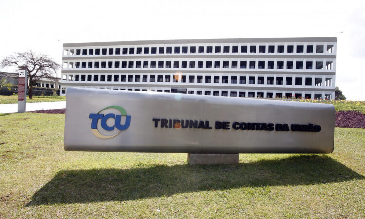 TCU investigará falhas na execução do PNLD 2026 após representação de Sanderson